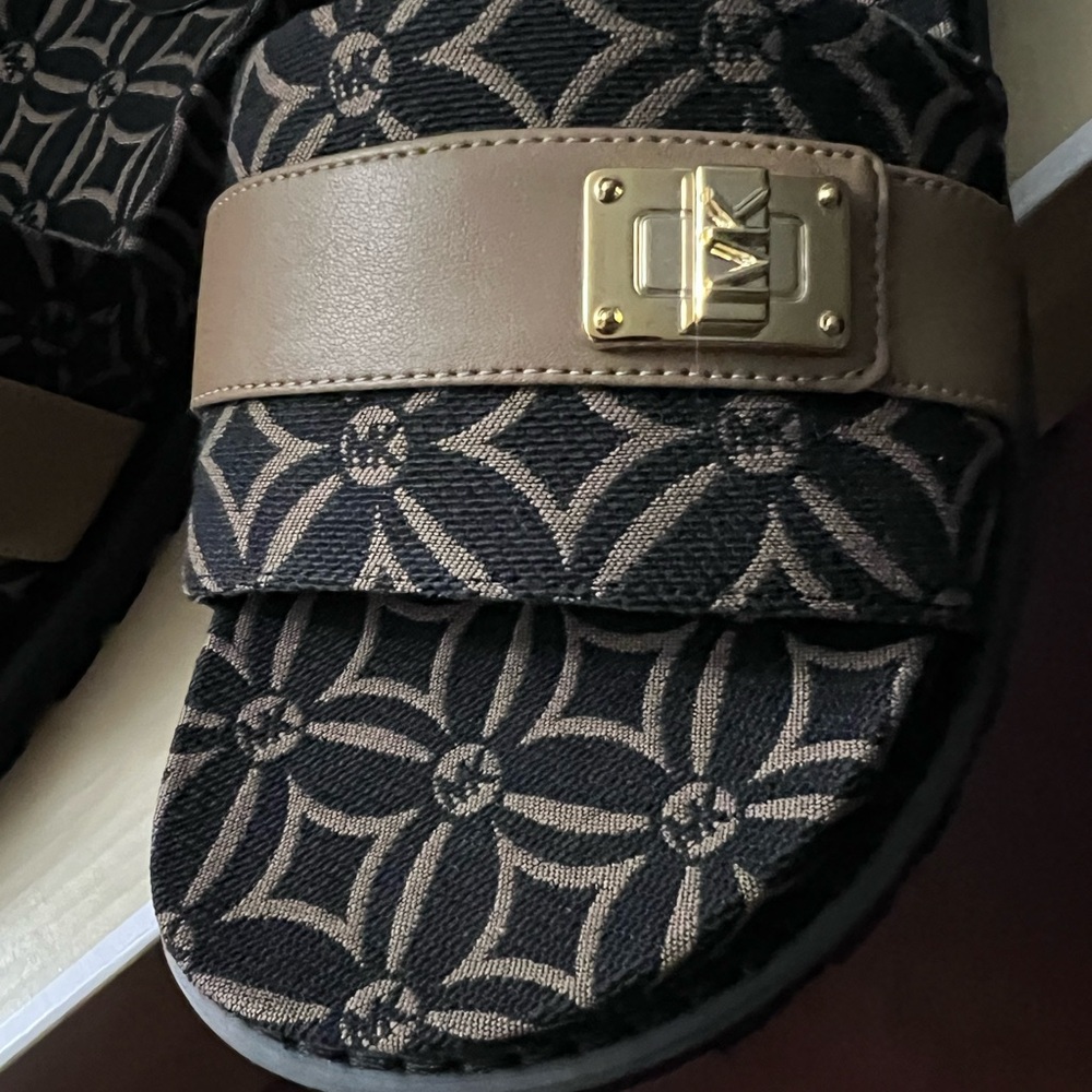 💕Michael Michael Kors slides. - Picture 3 of 7